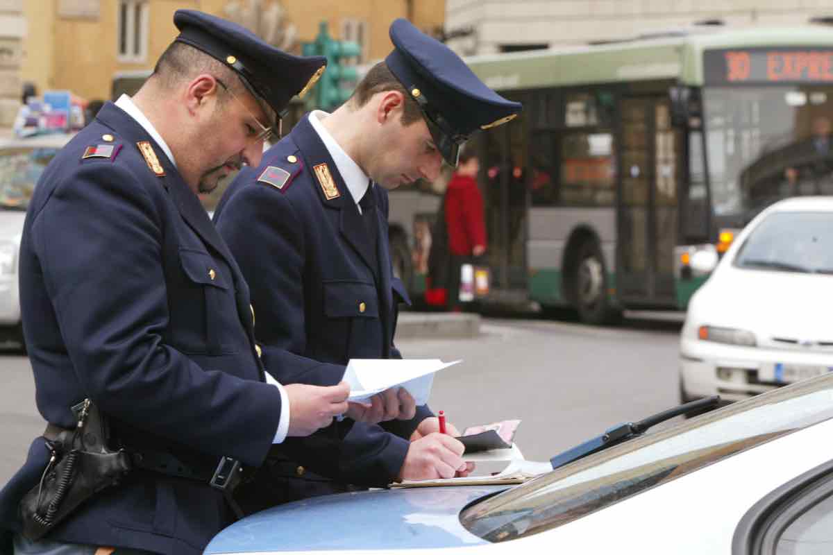 Polizia controllo documenti 