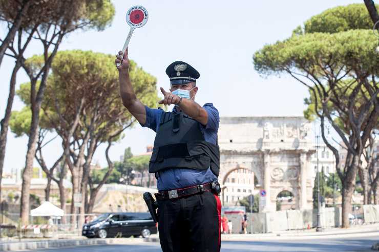 Controllo auto polizia, come si svolge