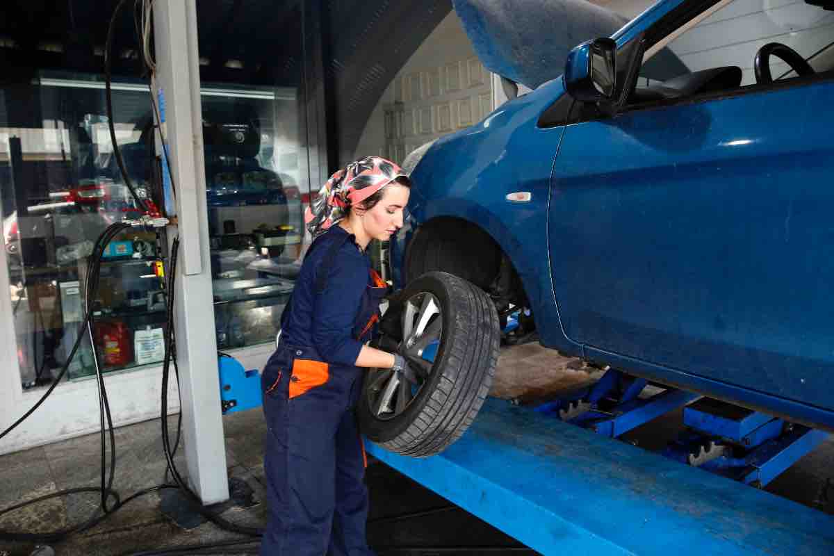 Meccanico lavoro carrozzeria 