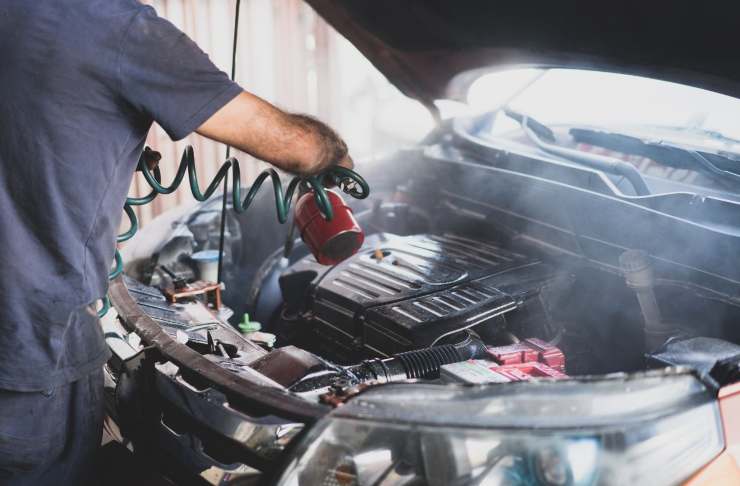 Pulire motore auto, tutti i passaggi