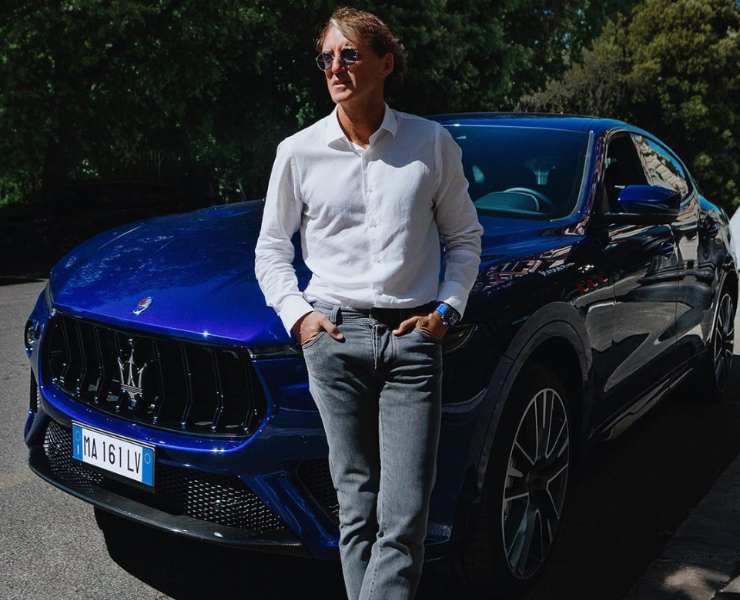 Roberto Mancini posa vicino alla sua Maserati Levante Trofeo