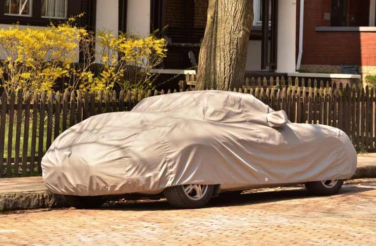 Turista multato per aver coperto la sua auto con il telo