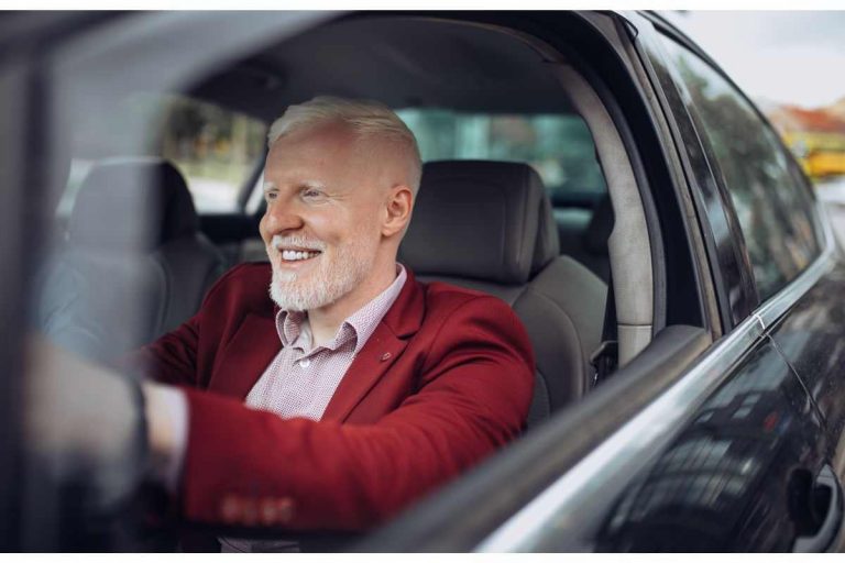Rinnovo patente, sai fino a quanti anni su può guidare l'auto? La