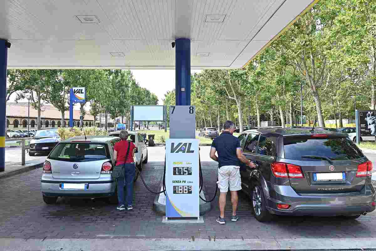 Rincari della benzina, scatta l'allarme in tutta Italia