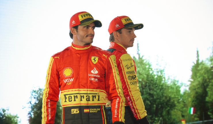 Sainz e Leclerc con le nuove tute