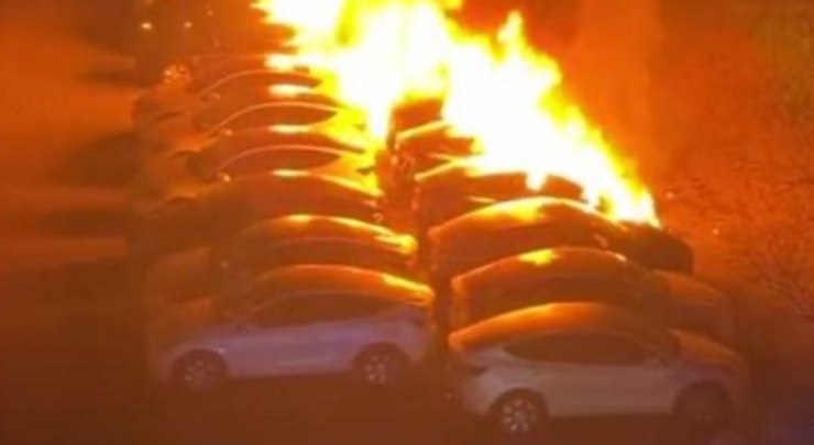 Auto elettriche incendiate