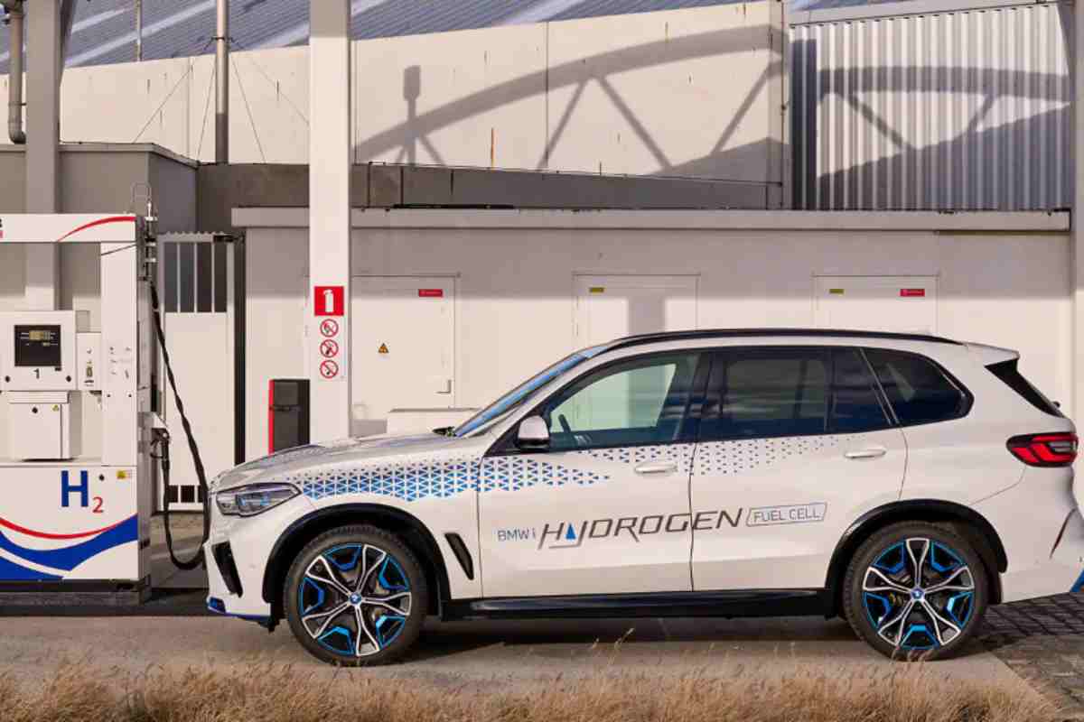 Auto a idrogeno, come funzionano: la BMW è in prima fila e lo dimostra