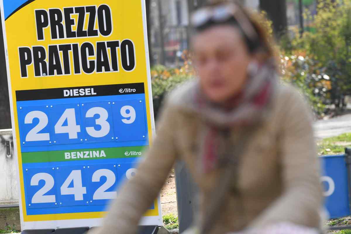 Rincari della benzina, gli italiani vanno ko: numeri impressionanti