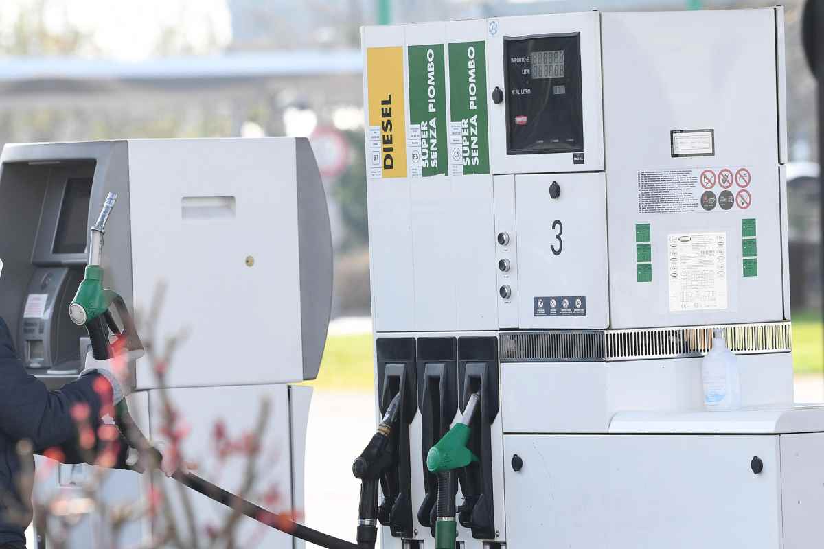 Prezzo dela benzina. ecco chi decide in Italia