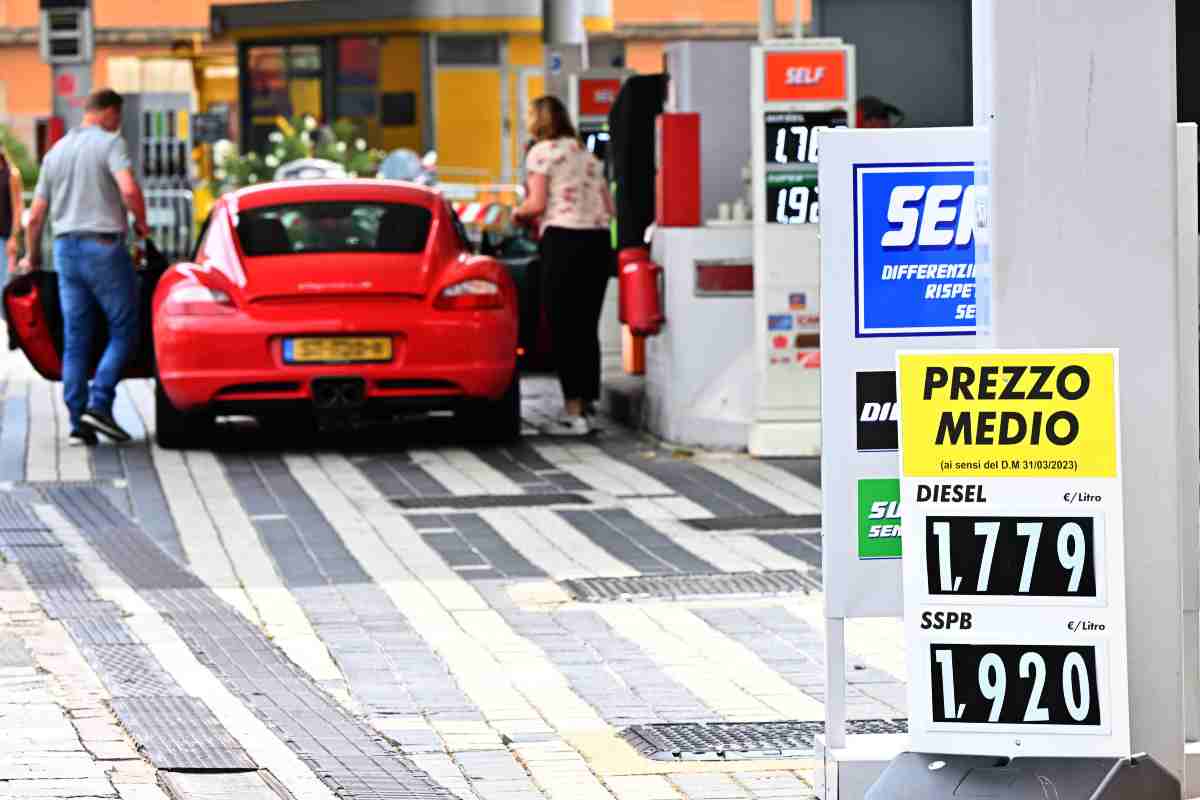 Prezzi dela benzina al top, interviene il Governo: le misure