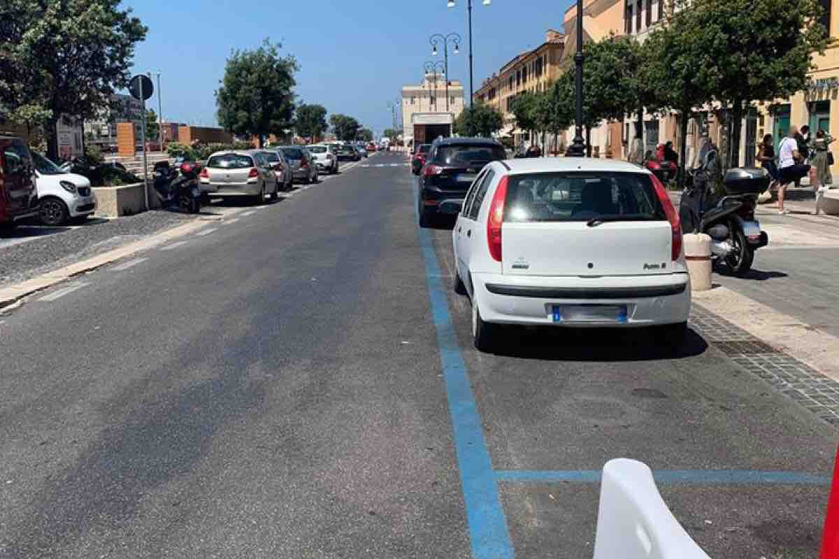 Auto in sosta sulle strisce blu, gratis quando elettriche