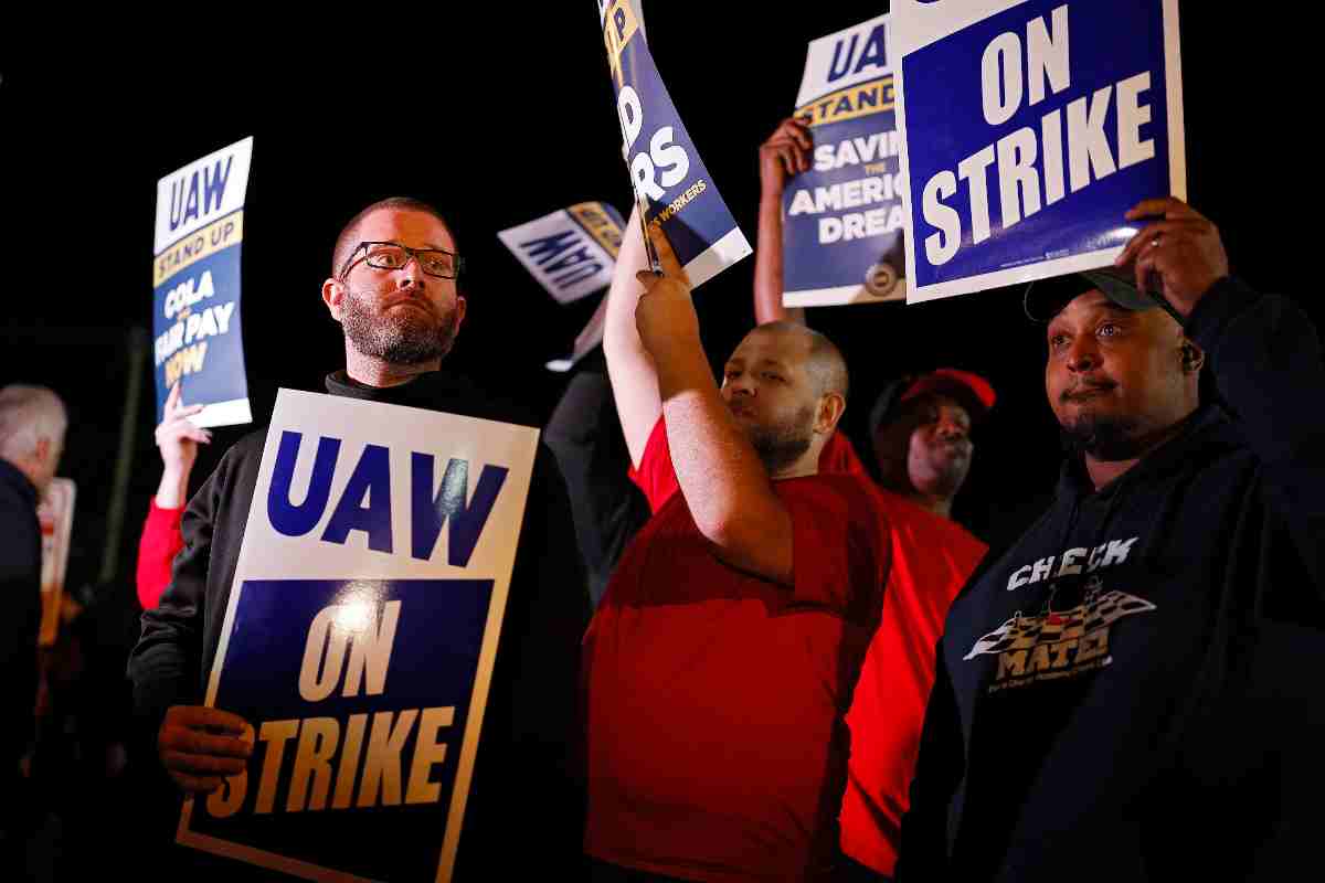 Aumento stipendi lavoratori FORD negli USA