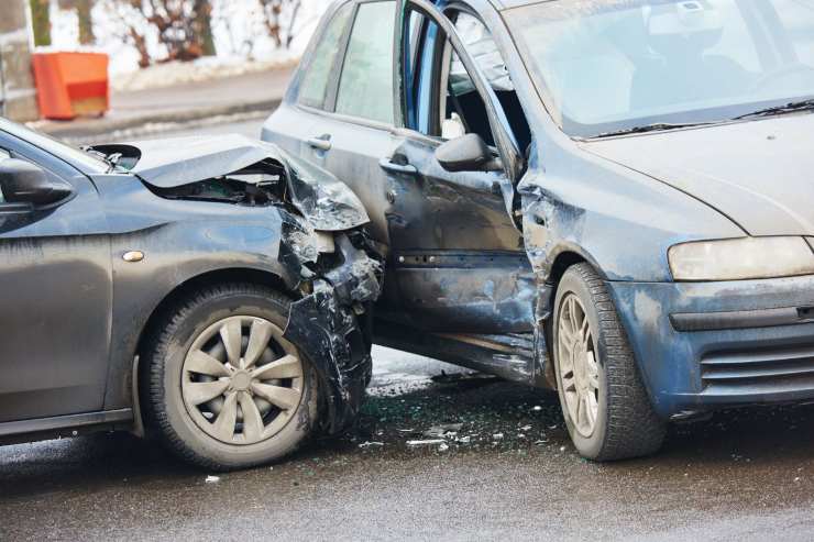 Incidente auto, targa straniera, a chi rivolgersi