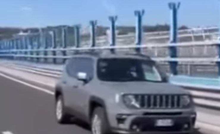 Jeep in retromarcia sull'autostrada