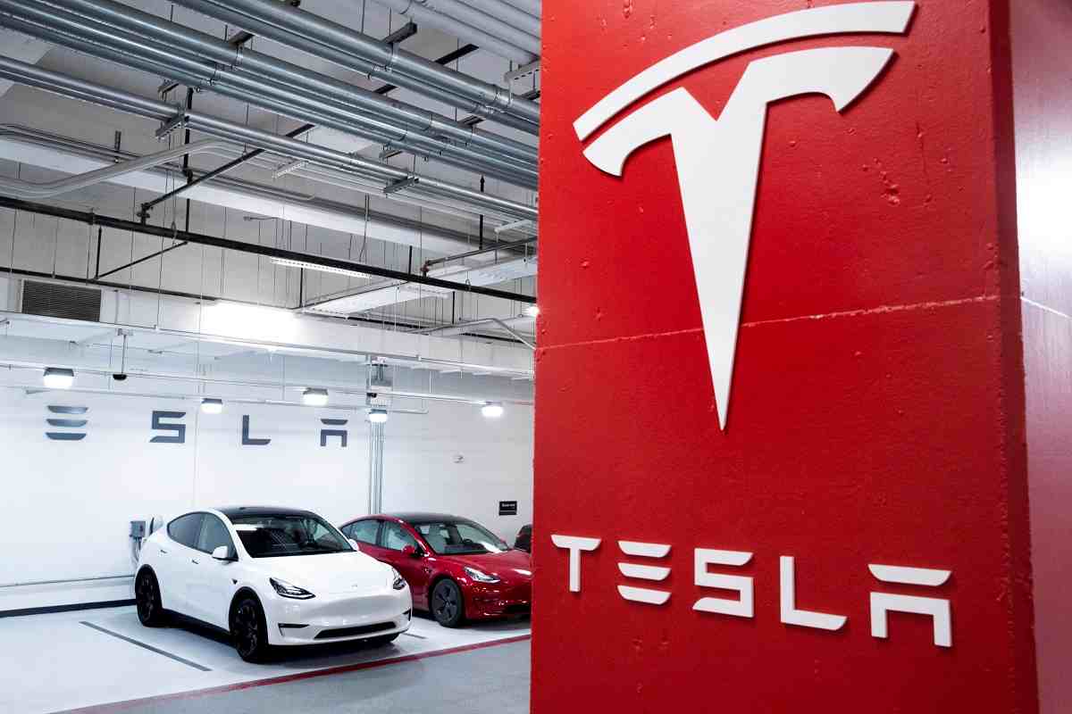 Tesla battuta dalla Dacia