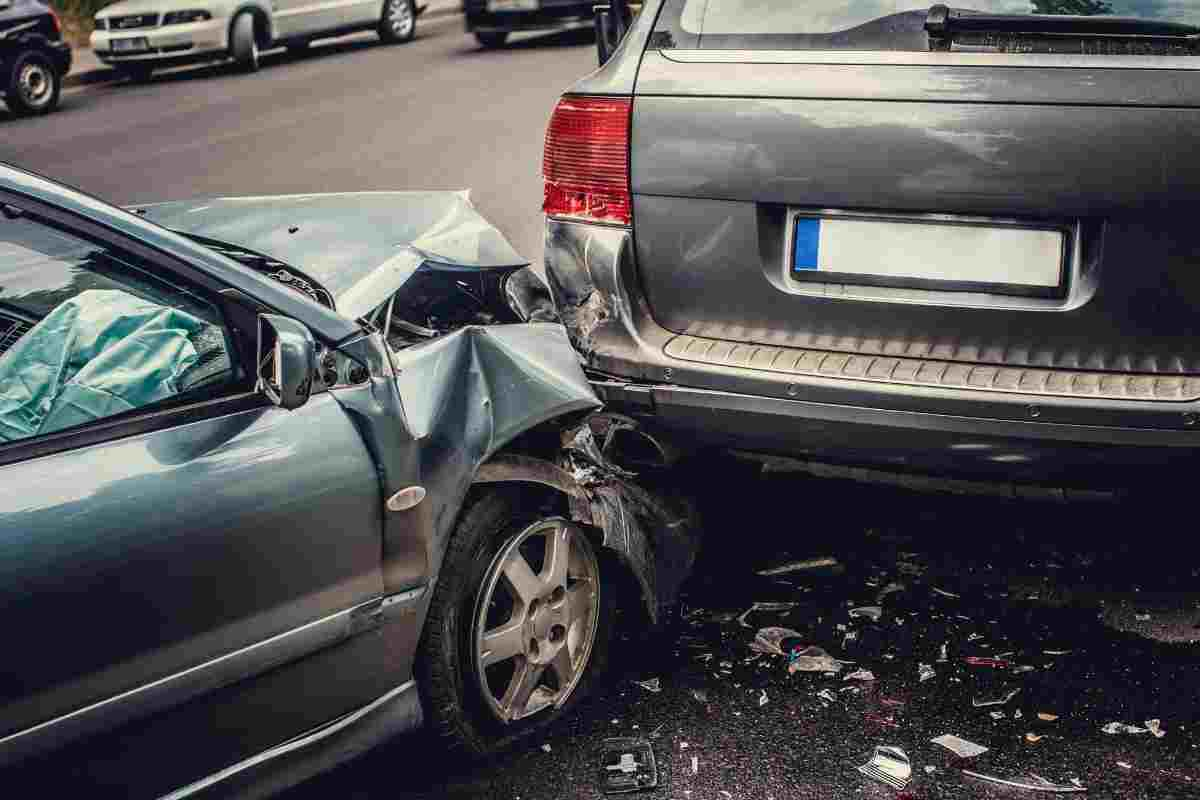 incidente auto targa estera