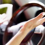 mani sul volante