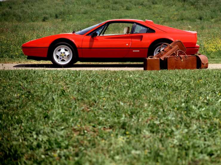 Ferrari 328 GT abbandonata in un campo