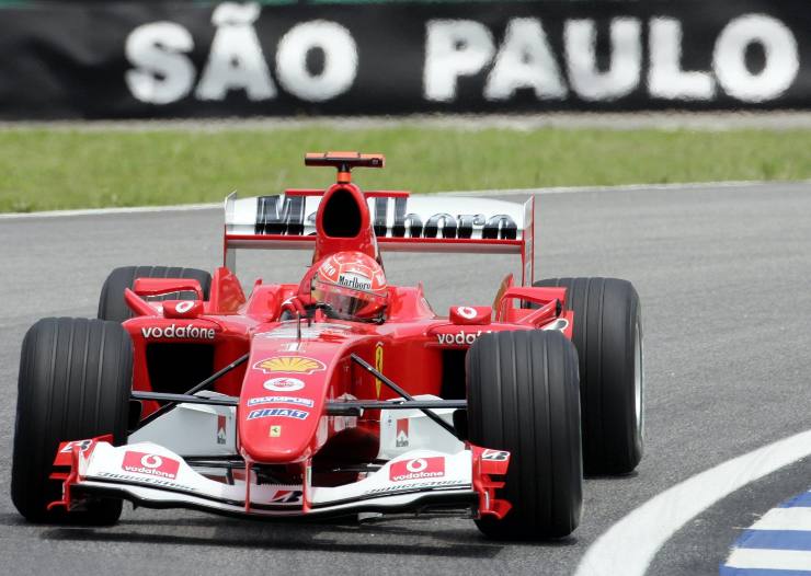 Ferrari F2004 batte la SF-23