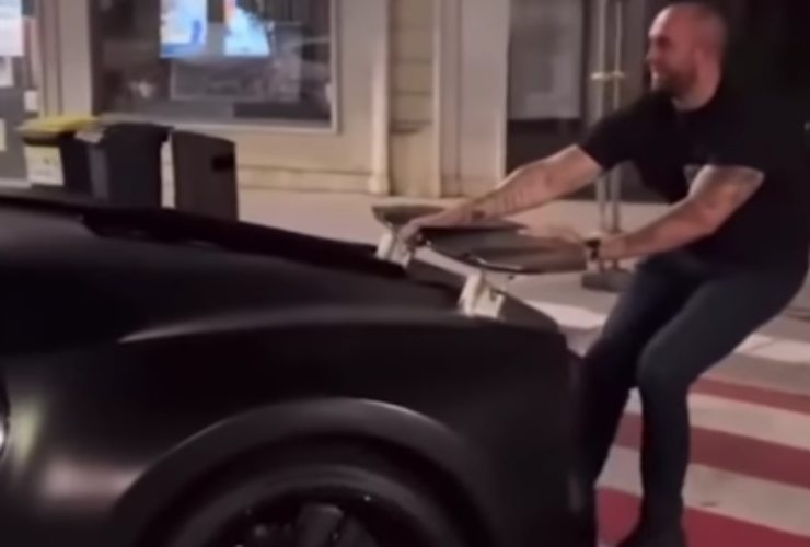 Uomo costretto a trascinare una Bugatti