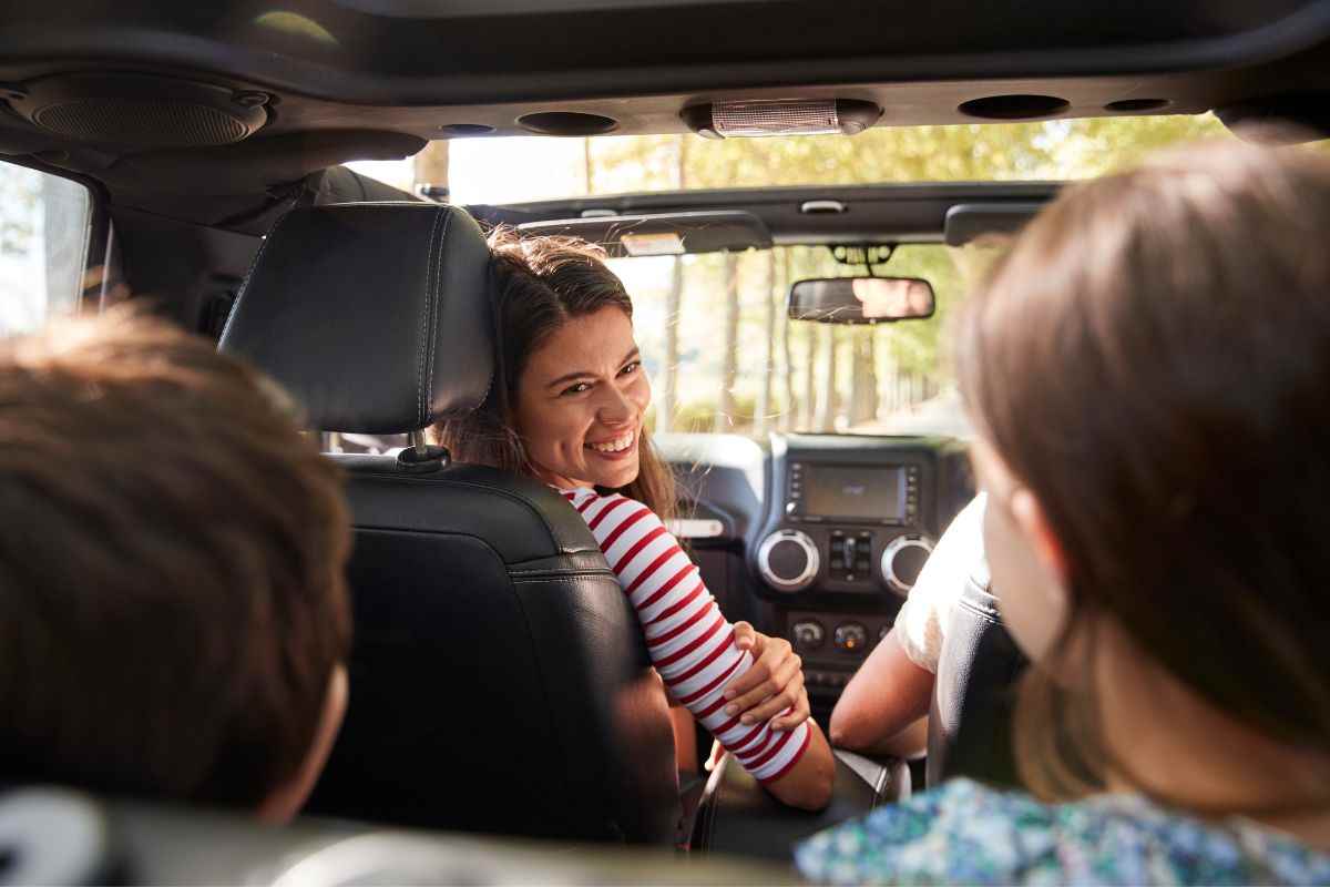 Bambini in auto, tutte le novità del 2024: ecco cosa bisogna sapere