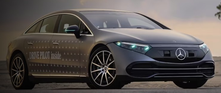 Mercedes Drive Pilot guida autonoma luci turchesi