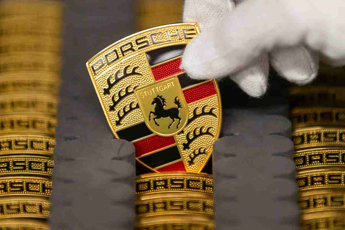 Dalla Porsche Cayenne alla condanna: la storia assurda che incendia il web
