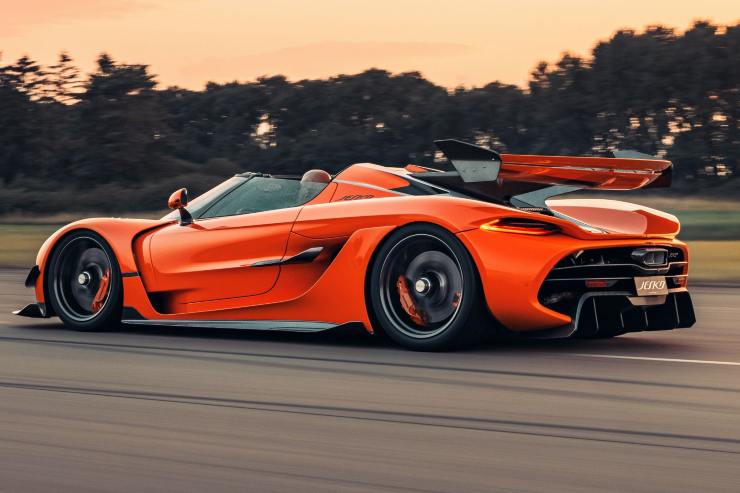 Auto lusso Koenigsegg Jesko Attacl 24 carati oro