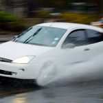 Il fenomeno più pericoloso in auto: come evitare l'aquaplaning quando è brutto tempo