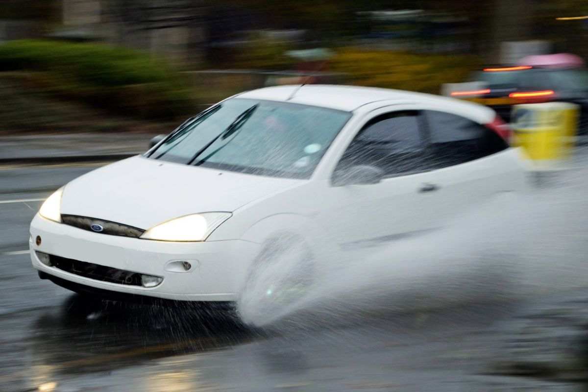 Il fenomeno più pericoloso in auto: come evitare l'aquaplaning quando è brutto tempo
