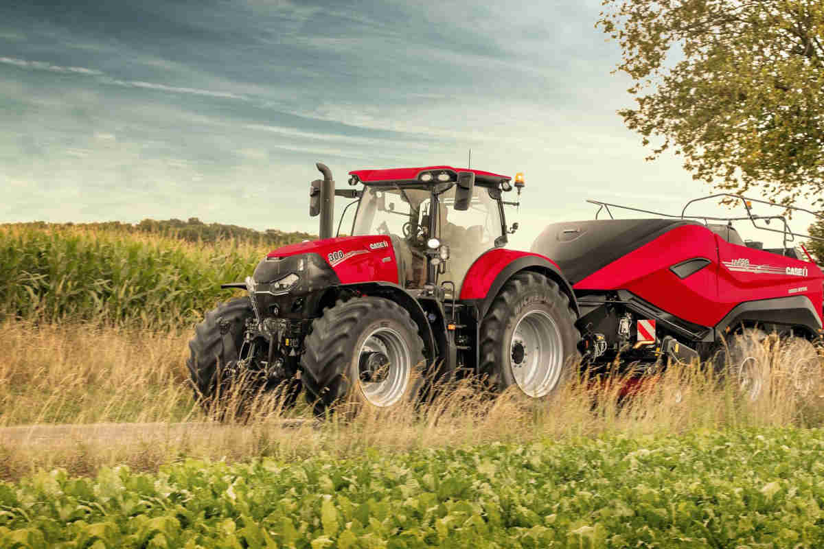 Primo piano di un trattore rosso in campagna