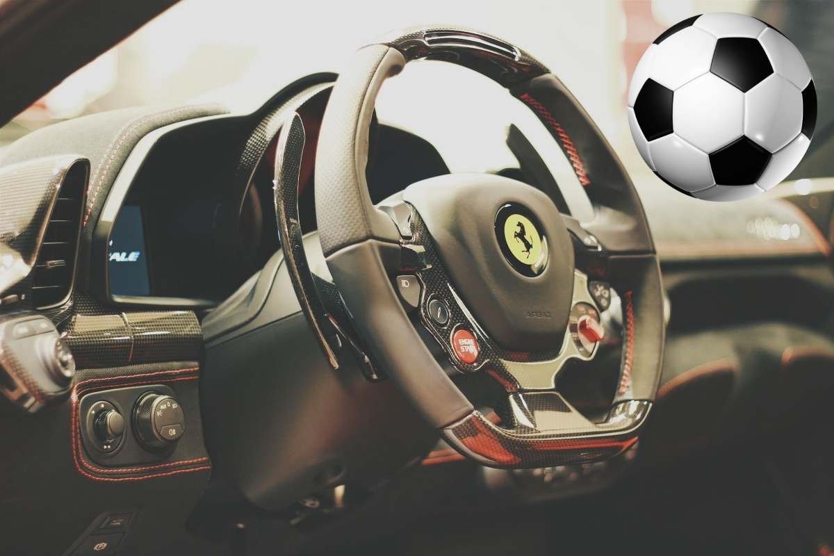 Interno di una Ferrari e in alto a destra il disegno di un pallone da calcio