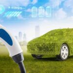 Il disegno di un'auto elettrica verde e una colonnina di ricarica