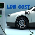 Un'auto elettrica in ricarica e la scritta "low cost"
