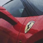 Questa Ferrari non veniva lavata da quasi 30 anni: quando ci mettono mano scoprono qualcosa di sconvolgente (VIDEO)