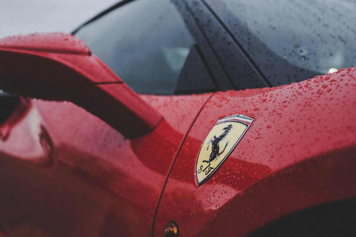 Questa Ferrari non veniva lavata da quasi 30 anni: quando ci mettono mano scoprono qualcosa di sconvolgente (VIDEO)