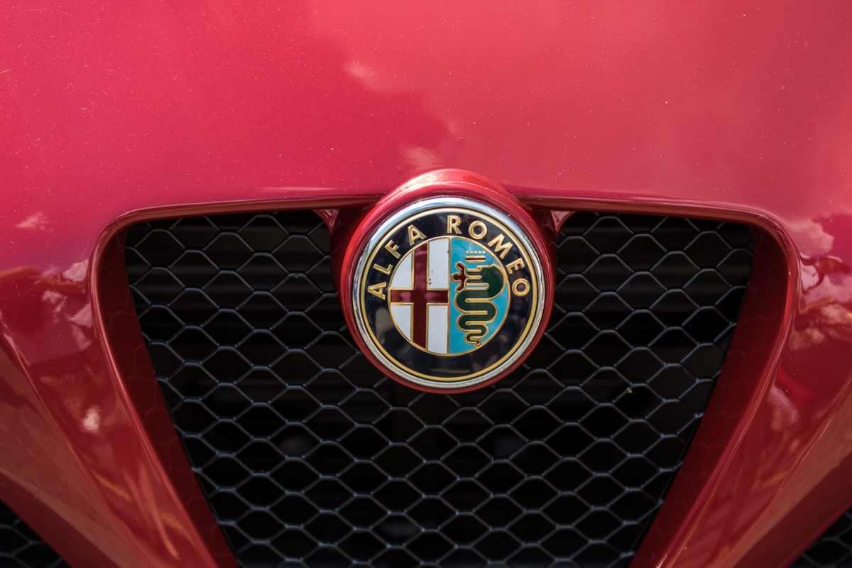 L'Alfa Romeo si fa la sua piccola Ferrari: sul web spuntano le immagini di un modello che sembra uscito da un videogame