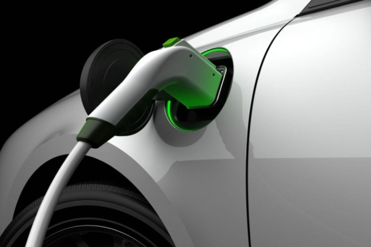 Ancora una mazzata all'auto elettrica: la batosta questa volta arriva direttamente dal Governo