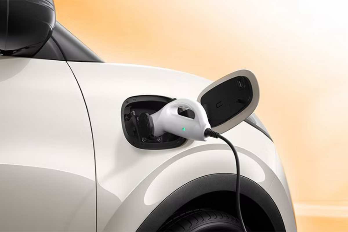 Nuova auto elettrica mezza cinese e mezza europea: ha il design di una FIAT 500L, ma il prezzo è quello della Panda