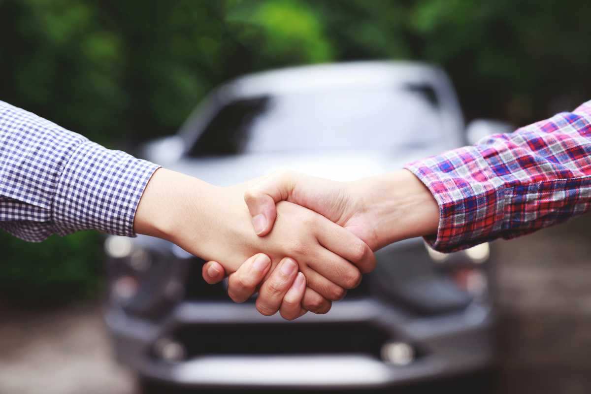 Comprare un'auto usata da neopatentato: guida ai controlli e come evitare fregature