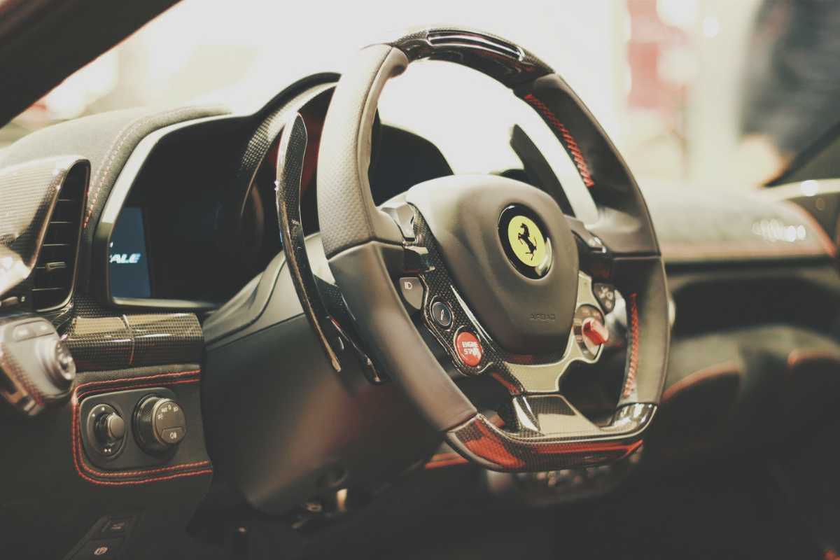 Incidente spaventoso a bordo di una Ferrari: non è rimasto più nulla