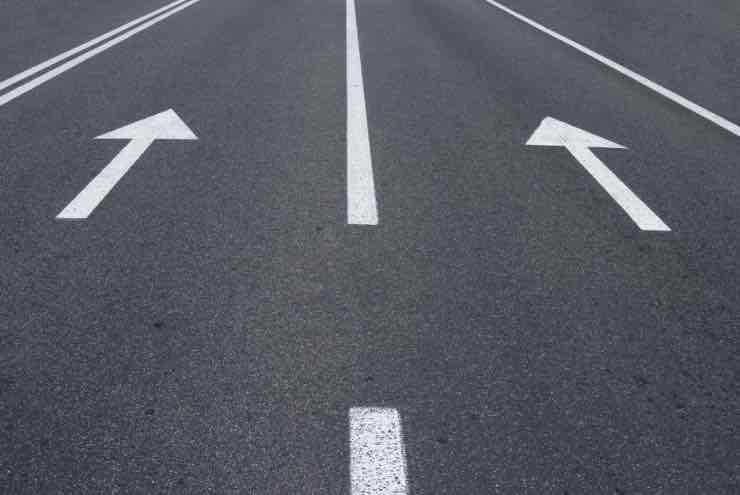 Frecce indicano la direzione da seguire