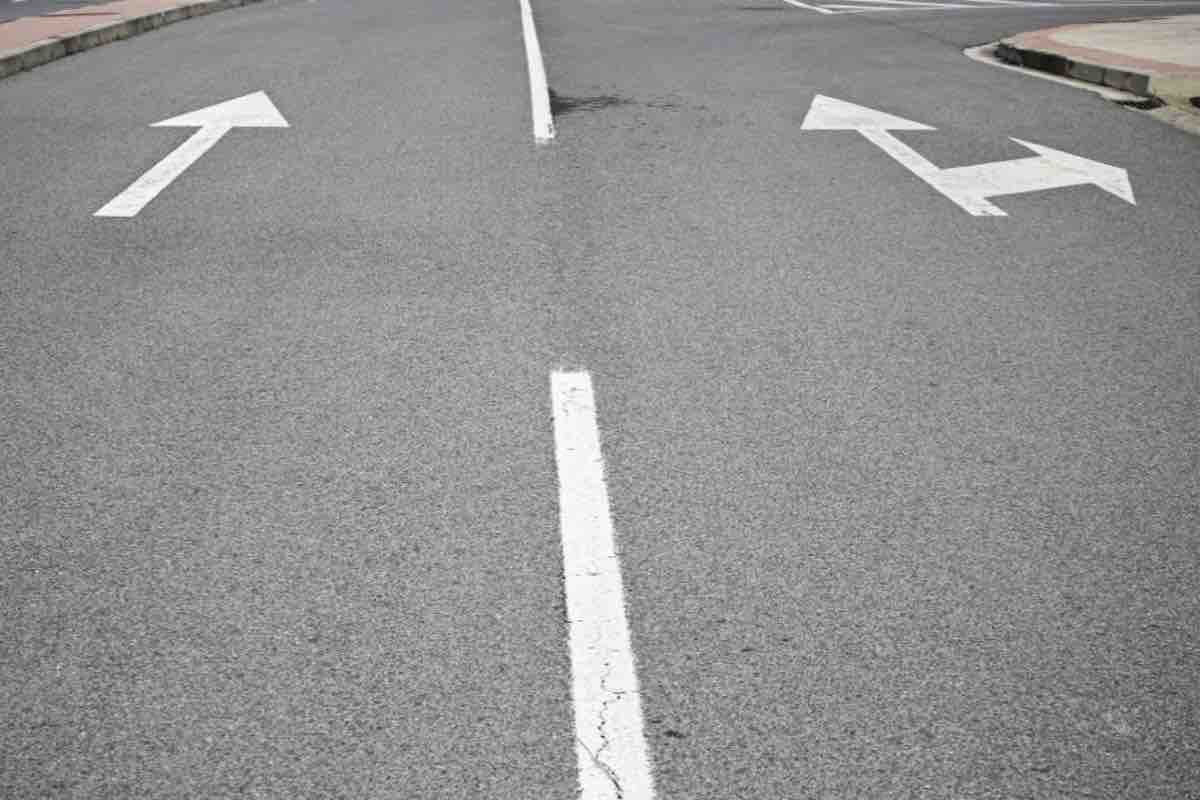 Cosa sono le frecce direzionali? Bisogna conoscerle alla perfezione per non fare errori alla guida