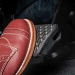 La funzione nascosta del freno: in pochi sanno che la propria auto può fare questa cosa