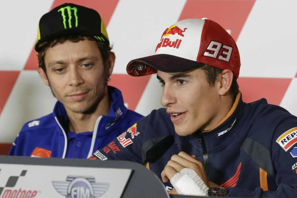 Marc Marquez e Valentino Rossi festeggiamenti caduta