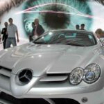Acquista una pazzesca Mercedes SRL McLaren: a bordo però trova qualcosa di super prezioso, la sorpresa è enorme