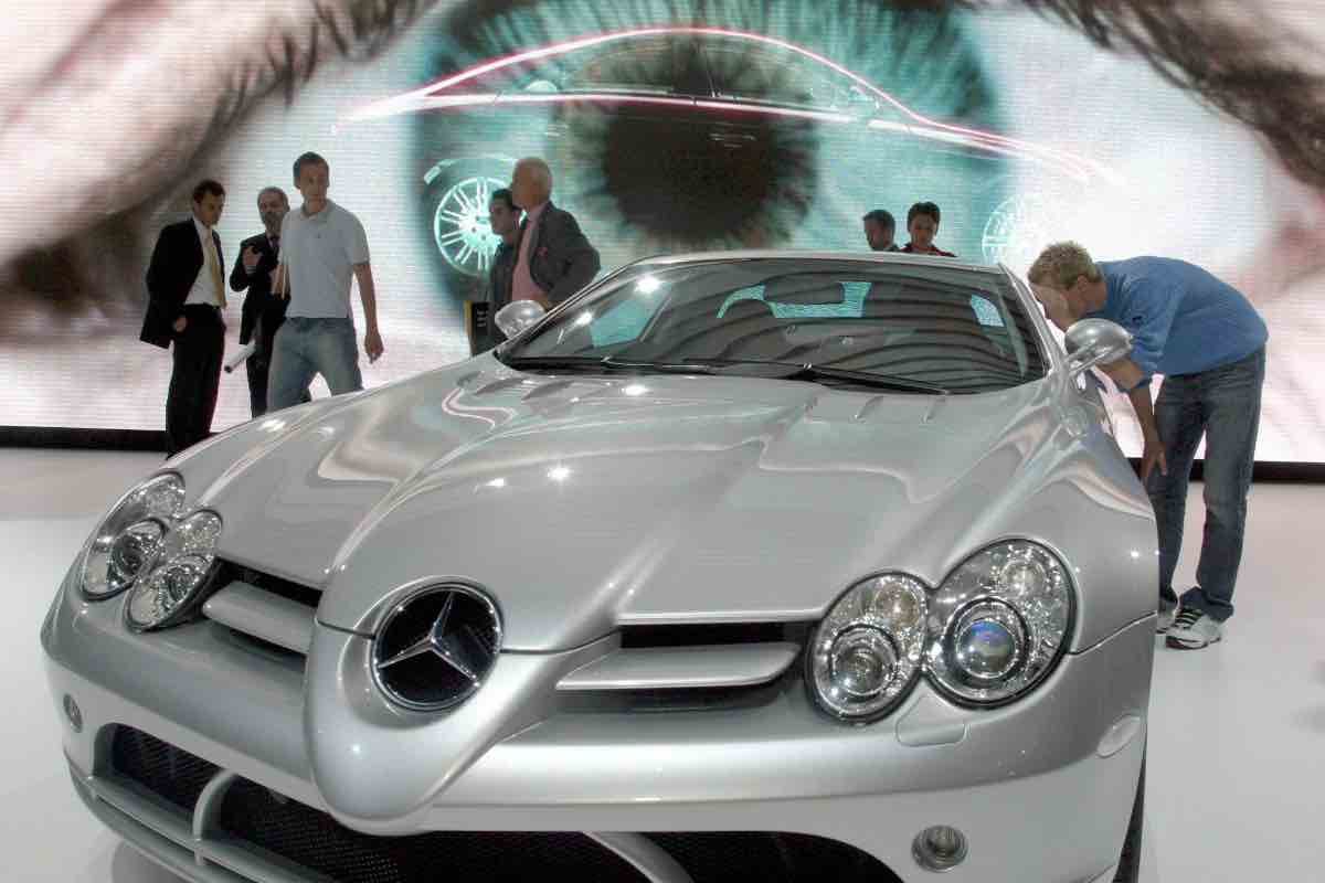 Acquista una pazzesca Mercedes SRL McLaren: a bordo però trova qualcosa di super prezioso, la sorpresa è enorme