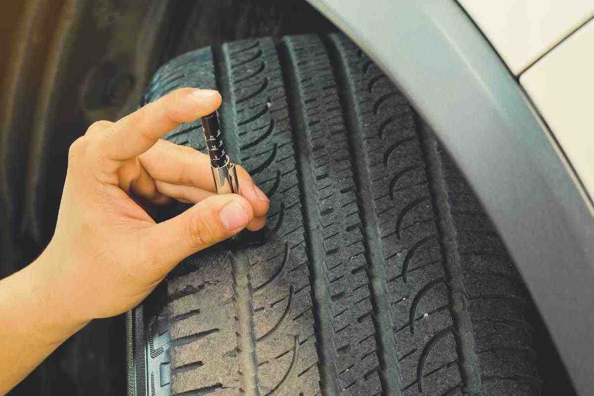 Usura pneumatici, come capire quando è ora di cambiarli: tutti i trucchetti da mettere all'opera