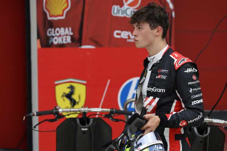 Oliver Bearman difficoltà a parcheggiare la Ferrari