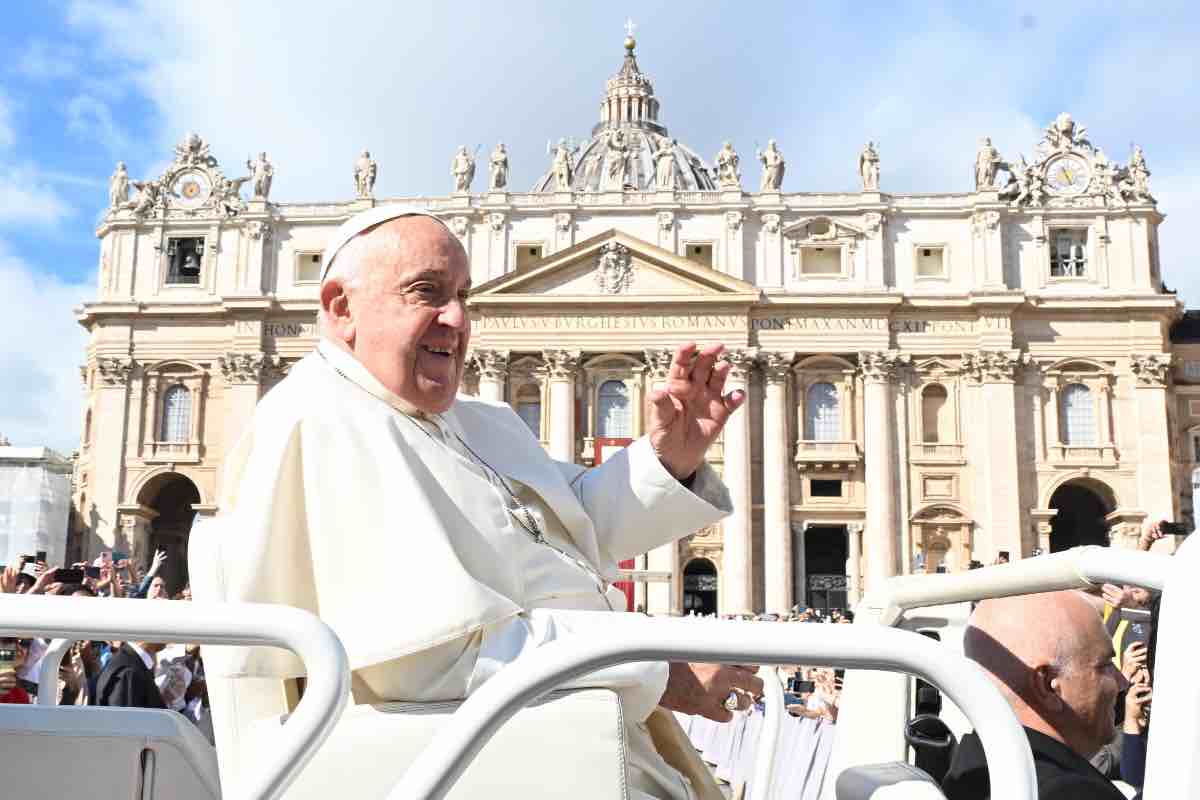 La Papamobile di Papa Francesco cambia destinazione d'uso